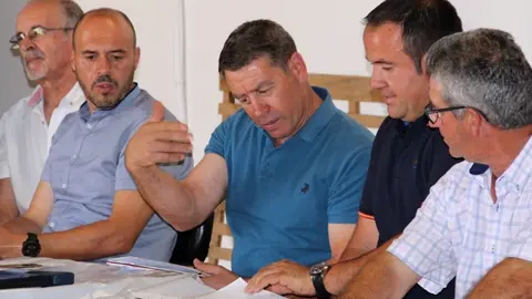 El Consejo Rector de la cooperativa 'Rosa del Azafrán' da explicaciones durante la asamblea de este domingo