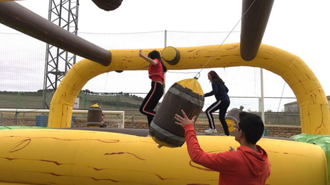 Niños jugando en castillos hinchables