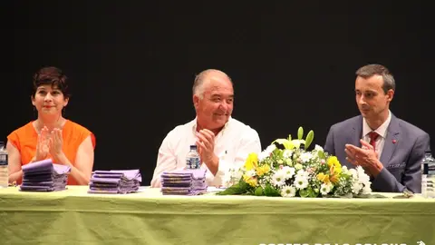 Gregorio Arroyo -centro- durante el acto de graduación junto a la directora y el jefe de estudios del IES Clara Campoamor