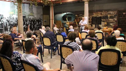 El público llenó el patio del Palacio Don Diego en este novedoso acto                   
Foto: GACETA