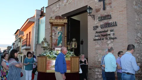Momento de la salida de la titular para iniciar la procesión por el barrio                    


Foto: GACETA