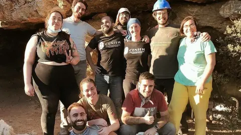 Anterior excavación, de la falange humana hallada y del equipo investigación