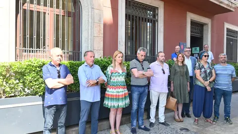 El consistorio guarda cinco minutos de silencio en homenaje y reconocimiento a todas las víctimas de terrorismo
