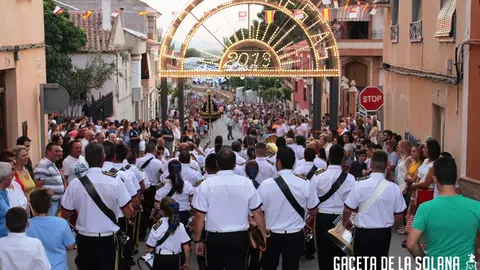El arco de la Feria de La Solana volverá a lucir y presenciar el corte de cintas protocolario