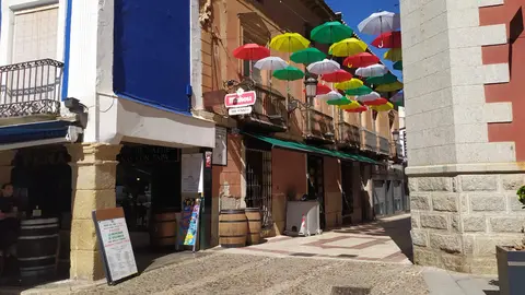 Los paraguas de la calle Juan Alcaide de Valdepeñas (2022)