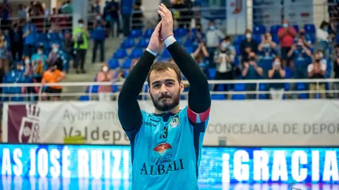 Coro con la camiseta del Viña Albali Valdepeñas

Foto: ACP-FSV