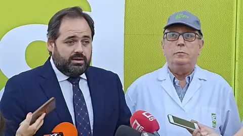 El presidente del PP en Castilla-La Mancha, Paco Núñez (izquierdad), y el gerente de Gruart La Mancha, Paco González (derecha)