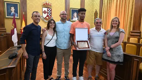 Reconocimiento a Asabu Pinés tras su cuarto puesto en los 400 metros del Europeo Sub-18