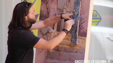 Javier Martín-Aranda, a la postre ganador del Concurso de Pintura Rápida de La Solana, pintando su cuadro
