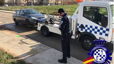Momento en el que la grúa retira el coche de la calle