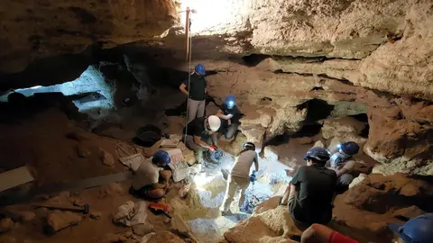 Arqueología en la Cueva de los Toriles de Carrizosa