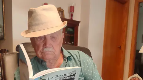 Jesús Escribano leyendo un libro sobre "La borricá"