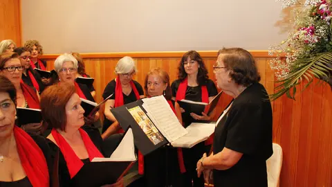 Inés Ibáñez dirigiendo la actuación de uno de los incontables conciertos que dio