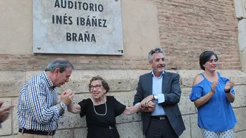 Descubrimiento de la placa del Auditorio que lleva su nombre en la plaza de la Veracruz