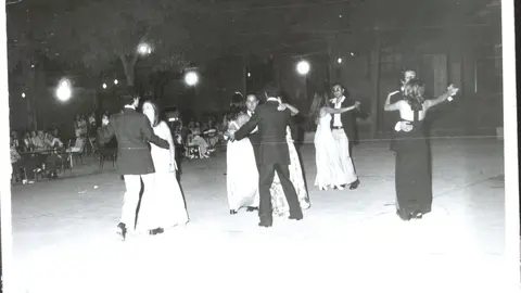 Baile de noche en la plaza del pueblo. Bolaños de Calatrava (Ciudad Real). Hacia 1970. Fondo Los Legados de la Tierra. Archivo de la Imagen de Castilla-La Mancha