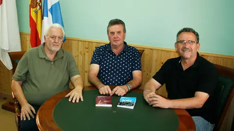 En el centro el alcalde de San Carlos del Valle, José Torres Morales, junto al poeta solanero Luis Díaz-Cacho y el editor Julio Criado