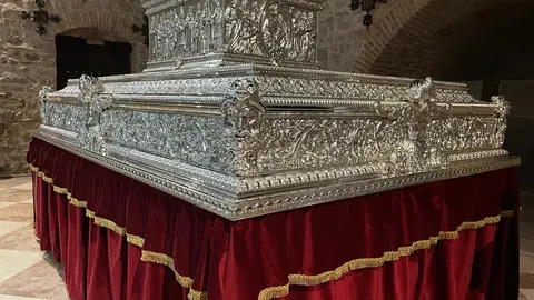 El trono de la Virgen de Consolación en orfebrería de plata (2)