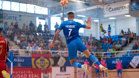 Lazarevic yendo a por un balón de cabeza en el Trofeo Ciudad del Vino 2022.
Foto: ACP-FSV
