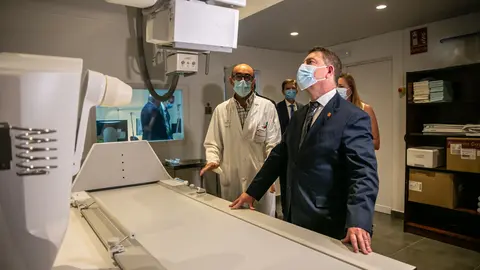 Emiliano García-Page visitando la sala de radiología del Hospital de Valdepeñas
