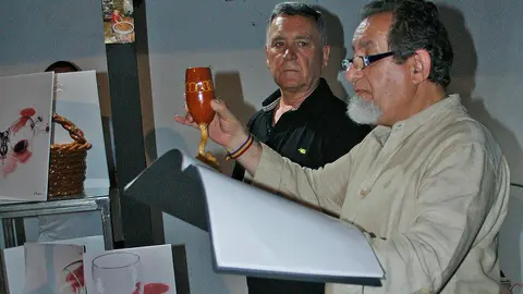 El valdepeñero Juan José Guardia Polaino brindando en la exposición de Vhserranoa en el Centro Alfarero La Estación de Argamasilla de Calatrava
