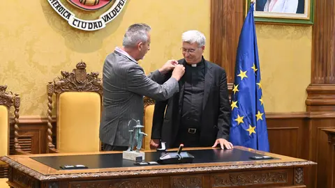 Amador Pedro Barrajón Muñoz siendo nombrado Hijo Predilecto de Valdepeñas