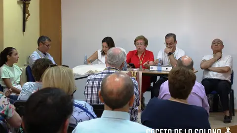 Momento de la asamblea general celebrada en al casa de la iglesia