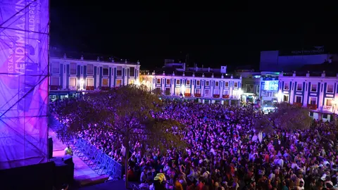 La plaza de Espa&ntilde;a llena viendo a &Aacute;lvaro de Luna en las Fiestas del Vino 2022