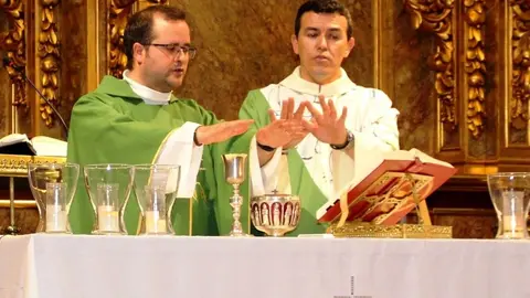 Jesús Navarro y Javier García de León durante su misa de despedida en La Solana