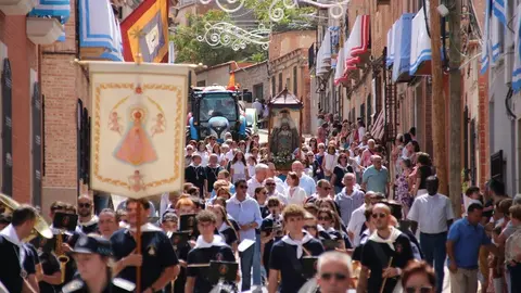 Momento de la bajada de la Virgen de Peñarroya por la calle Don Rodrigo en dirección al Humilladero (La Solana)