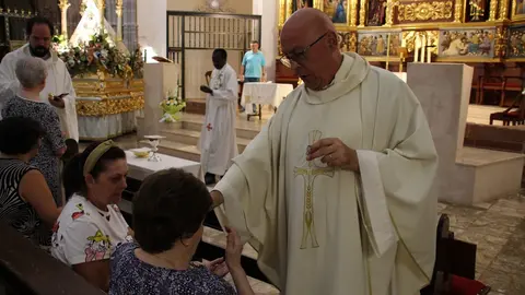 El párroco Benjamín Rey impartiendo el sacramento de la unción  
                          

Foto: GACETA