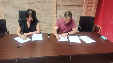 Firma del convenio anual entre el Ayuntamiento de Valdepeñas y Cáritas