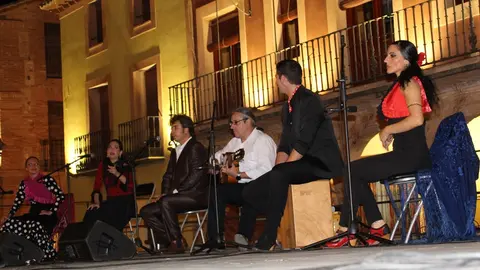 El Niño de la Era, con la guitarra, y su cuadro flamenco en la Plaza Mayor de La Solana         

Foto: GACETA