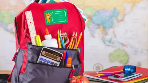 Mochila, libros de texto y material escolar pueden suponer unos 200 euros por alumno este año