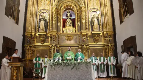 Momento de la eucaristía con los sacerdotes en el altar de la Parroquia de San Juan Bautista     
Foto: GACETA