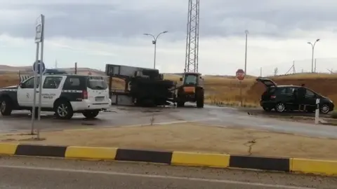 Remolque volcado en la rotonda de la 'Ñ'