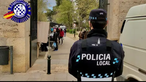 La Policía Local de Valdepeñas asegurando el mercadillo municipal