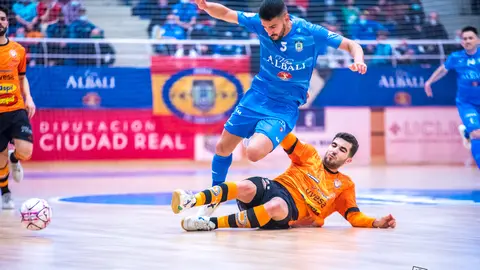 Lemine recibiendo una entrada en el Viña Albali Valdepeñas vs Ribera Navarra de la temporada 2021/2022
Foto: ACP-FSV