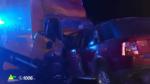 Accidente entre el todoterreno y el camión de Correos en la A:43
Foto: Emergencia Ciudad Real