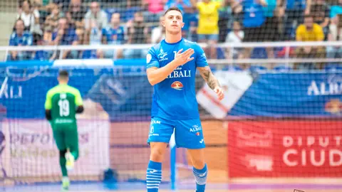 Lazarevic celebrando uno de sus goles en Viña Albali Valdepeñas 6-4 Ribera Navarra
Foto: ACP-LNFS