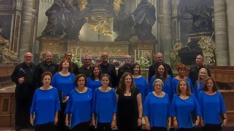 Julián García-Cervigón -tercero- y Gregorio González -cuarto- en la basílica de San Pedro del Vaticano   

FOTO: Coral 'Mater Asumpta'