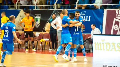 Los jugadores del Viña Albali celebrando el gol de Bynho en el Valdepeñas 6-4 Ribera Navarra
Foto: ACP-FSV