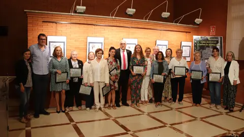Alumnas reconocidas por sus más de 20 años en la UP de Manzanares junto a las autoridades