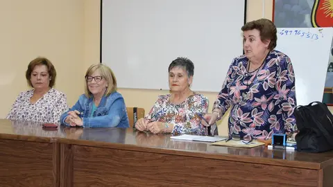 La presidenta Lola Gómez (de pie),junto a las directivas durante la asamblea         
Foto: GACETA
