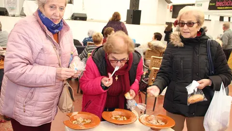 Tres señoras disfrutando de la comida en vacías cuando Sabores del Quijote llegó a La Solana en 2019       

Foto: GACETA