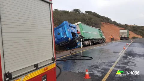 Accidente del camión en la N-430 
Foto: SCIS Ciudad Real