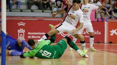 Edu Sousa blocando un balón en ElPozo Murcia 3-4 Viña Albali Valdepeñas

Foto: Pascu Méndez