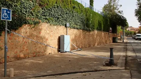 Farola derribada por el turismo