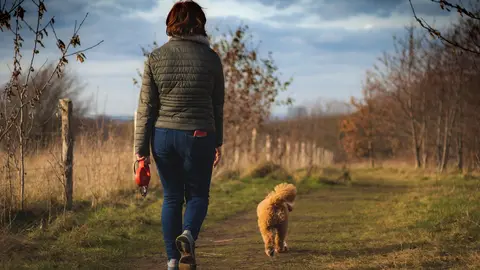 Mujer paseando a su perro