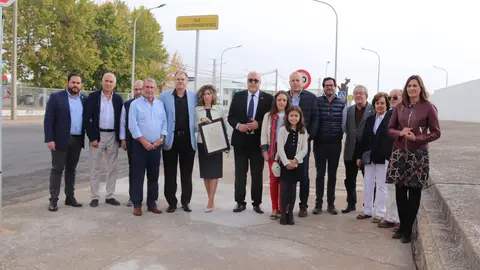 Autoridades con familiares e invitados junto a la placa de la calle Salvador Fernández Pacheco