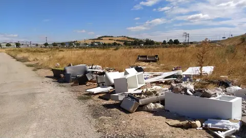 El Camino del Ratón lleno de escombros, basura y vertidos